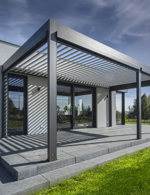 Pergoly sú moderné, odolné a všestranné konštrukcie z hliníka a nehrdzavejúcej ocele pre vonkajšie priestory.