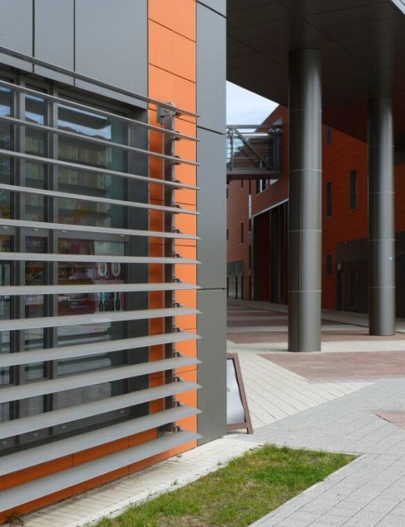 Sunbreaker (Slnolam) je vonkajší tieniaci systém, ktorý efektívne chráni interiér budovy pred nadmerným slnečným žiarením.